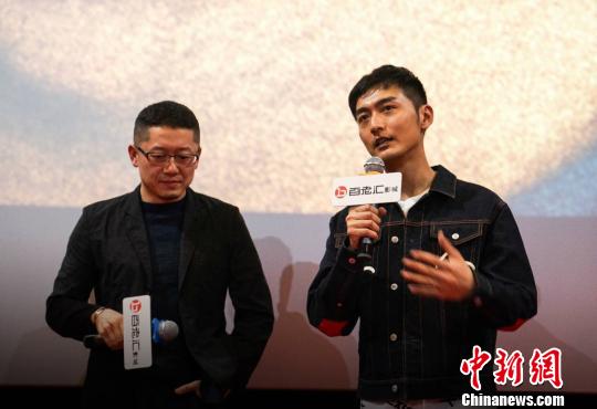 图为:电影《暴裂无声》导演忻钰坤(左)和主演宋洋。 片方供图 摄 图为:电影《暴裂无声》导演忻钰坤(左)和主演宋洋。 片方供图 摄