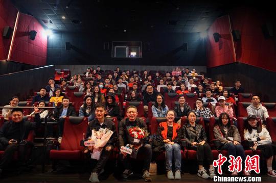 图为:电影《暴裂无声》主创与粉丝合影。 片方供图 摄 图为:电影《暴裂无声》主创与粉丝合影。 片方供图 摄