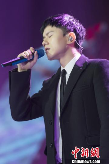 张杰获“最佳男歌手”等四项大奖,成当晚盛典的最大赢家。供图 张杰获“最佳男歌手”等四项大奖,成当晚盛典的最大赢家。供图