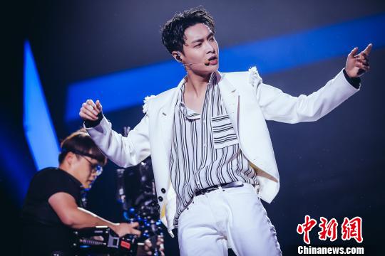 首登《东方风云榜》音乐盛典舞台的张艺兴一举拿下三大奖项。供图 首登《东方风云榜》音乐盛典舞台的张艺兴一举拿下三大奖项。供图