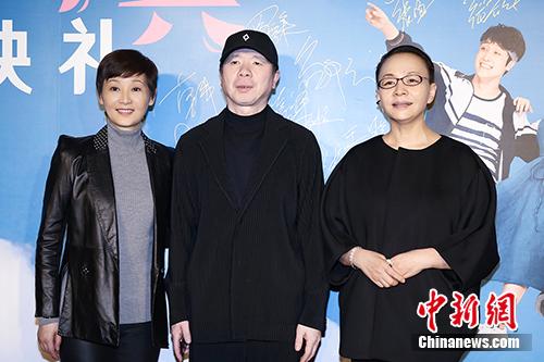 冯小刚、徐帆、宋丹丹现身《遇见你真好》首映礼。活动方供图 冯小刚、徐帆、宋丹丹现身《遇见你真好》首映礼。活动方供图