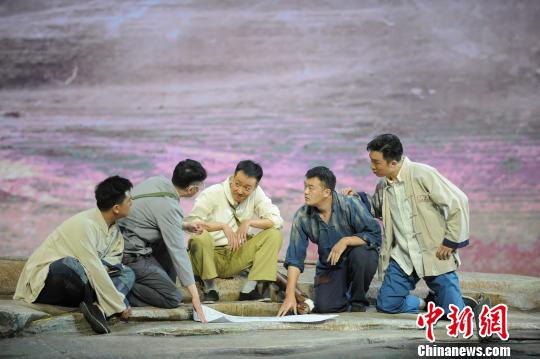 辛柏青(中)出演话剧《谷文昌》剧照 曹志钢 摄 辛柏青(中)出演话剧《谷文昌》剧照 曹志钢 摄