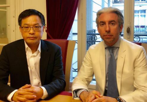 石仁林律师(左)与刑事诉讼律师封达纳。(图片来源:欧洲时报记者 孔帆摄)