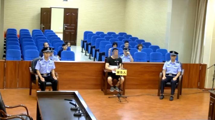 广宁县人民法院:  被告人钟某在公共场合故意践踏中华人民共和国国旗